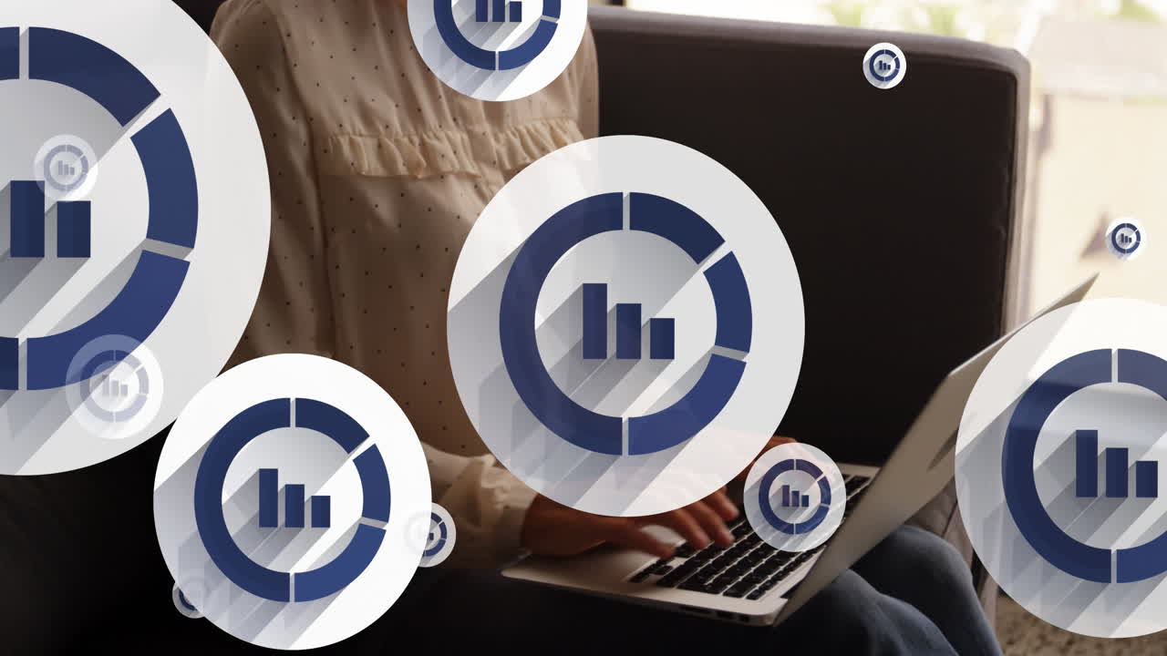 animación de icono en círculos, sección media de mujer caucásica sentada en el sofá y trabajando en la computadora portátil