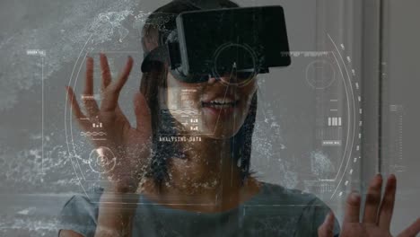 Scope-Scanning-Und-Datenverarbeitung-Gegen-Frau-Mit-Virtual-Reality-Headset