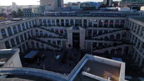 Tiro-En-Arco-De-Un-Edificio-En-El-Centro-De-Montpellier-Que-Alberga-La-Zona-Atristique-Temporaire