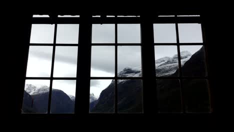 el lapso de tiempo de las nubes en las montañas a través de la ventana