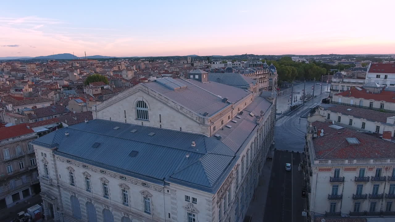 ópera nacional de montpellier languedoc-roussillon por un avión no tripulado vista aérea del amanecer