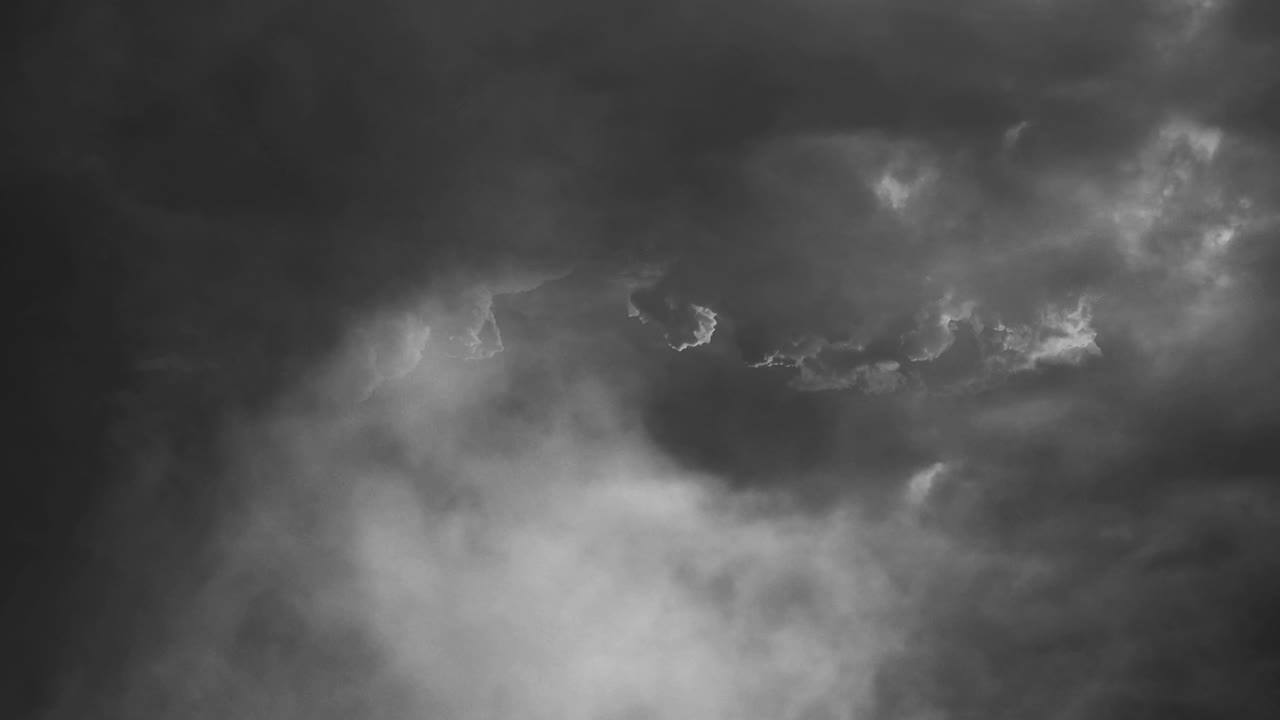 어두운 하늘을 가로지르는 뇌우의 4k 보기