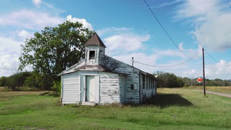 antigua iglesia abandonada en un hermoso día