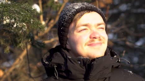 hombre disfrutando de la nieve en el bosque de invierno