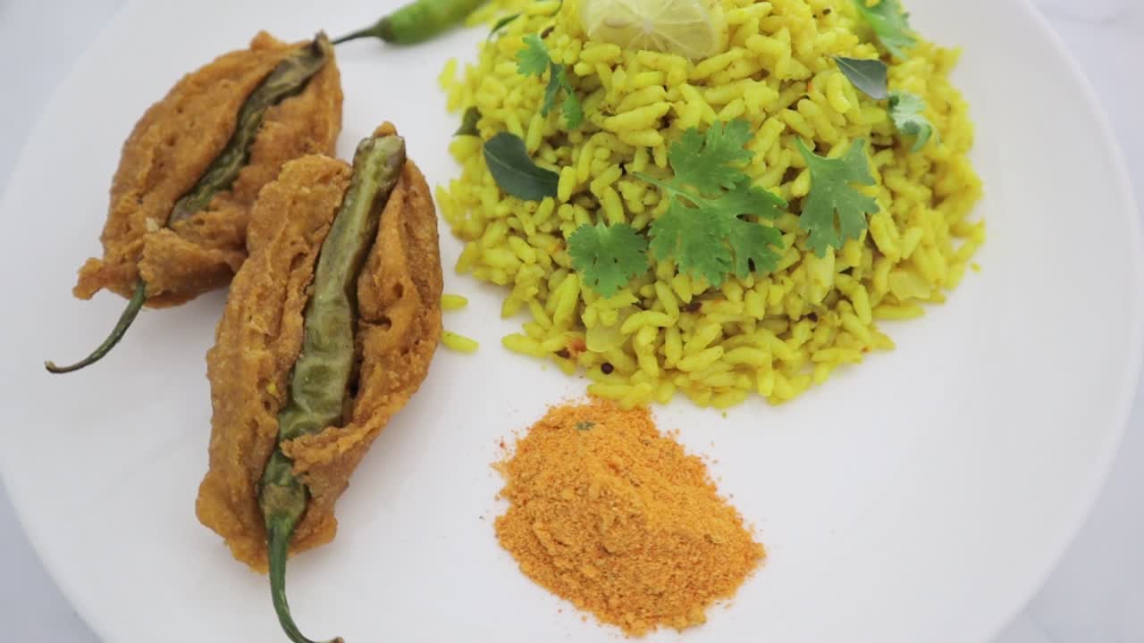 el primer plano del arroz inflado upma del desayuno del sur de la india tiene muchos nombres llamados uggani, vaggani, borugulu, buggani, borugula upma o mirchi bajji depende de los estados de la india