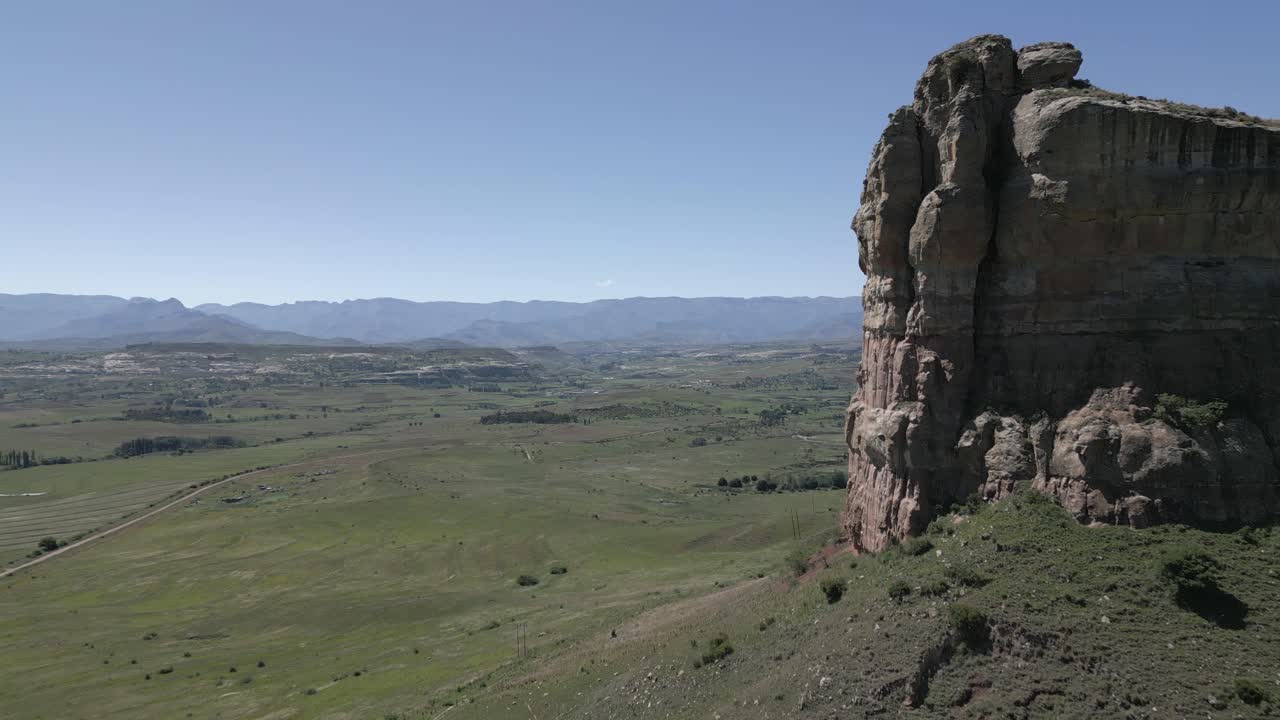 пролет над скалой королевы виктории, драматическим скалистым утесом в южной африке