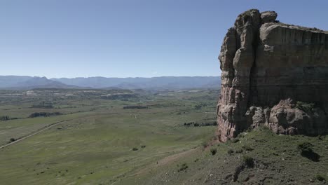 Flyby-of-Queen-Victoria-Rock,-a-dramatic-rock-cliff-in-South-Africa