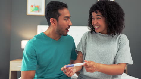 una pareja negra celebra una prueba de embarazo positiva