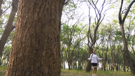 Hermosa-Mujer-Atlética-Ejercicios-Con-Salto,-Saltando-La-Cuerda-En-El-Bosque