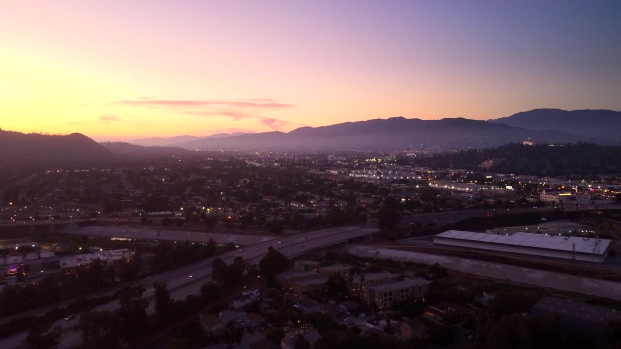 hermosa vista de las montañas de santa mónica en los ángeles al atardecer