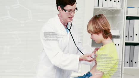 animación de datos científicos sobre una doctora caucásica examinando a un niño