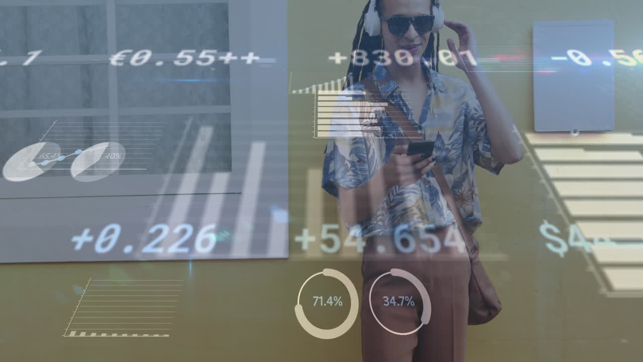 animación de gráficos, tablero de negociación, hombre biracial con auriculares escuchando música en el teléfono móvil