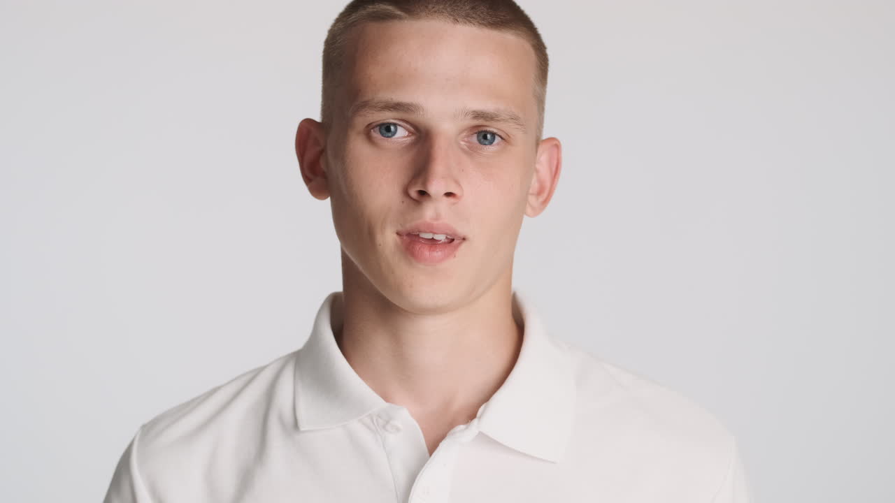 젊은이가 얼굴 마스크를 벗고 미소 짓고