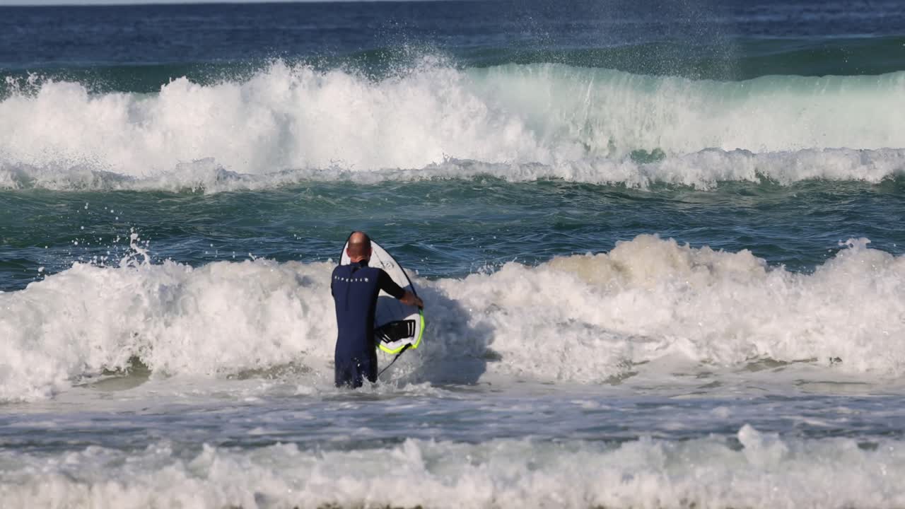 secuencia de un surfista montando una ola a la orilla