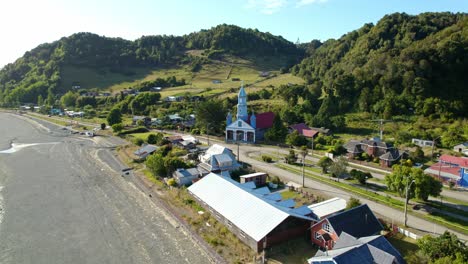 Luftaufnahme-Des-Dolly-In-Tenaun-Und-Seiner-Patrimonialkirche-Im-Chiloé-Archipel,-Südchile