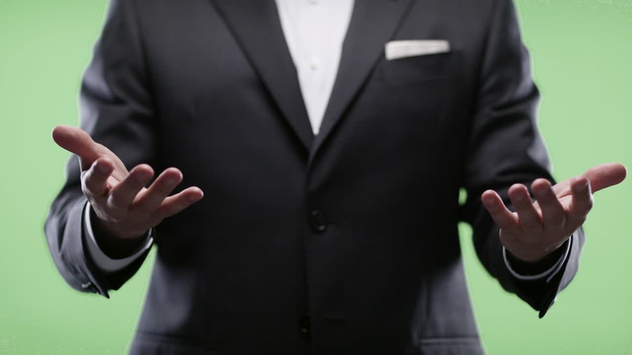 그린 스크린에서 비디오 컨퍼런스를 통해 전략을 제시하는 사업가.