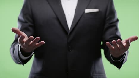 hombre de negocios en pantalla verde presentando estrategia a través de videoconferencia.