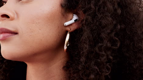 auriculares inalámbricos, música y chicas escuchando