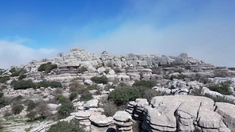 Fliegen-Mit-Einer-Drohne-Durch-Das-Naturgebiet-El-Torcal,-Ein-Karstgebiet-In-Antequera-In-Der-Provinz-Malaga,-Spanien