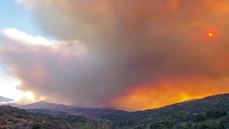 Notable-Lapso-De-Tiempo-Del-Enorme-Incendio-Thomas-Ardiendo-En-Las-Colinas-Del-Condado-De-Ventura-Sobre-Ojai-California-4