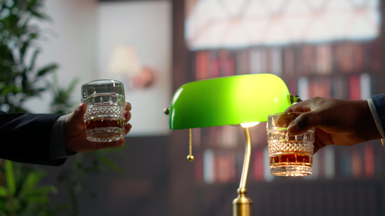 diversos miembros de la alta sociedad sonando copas de whisky y diciendo saludos