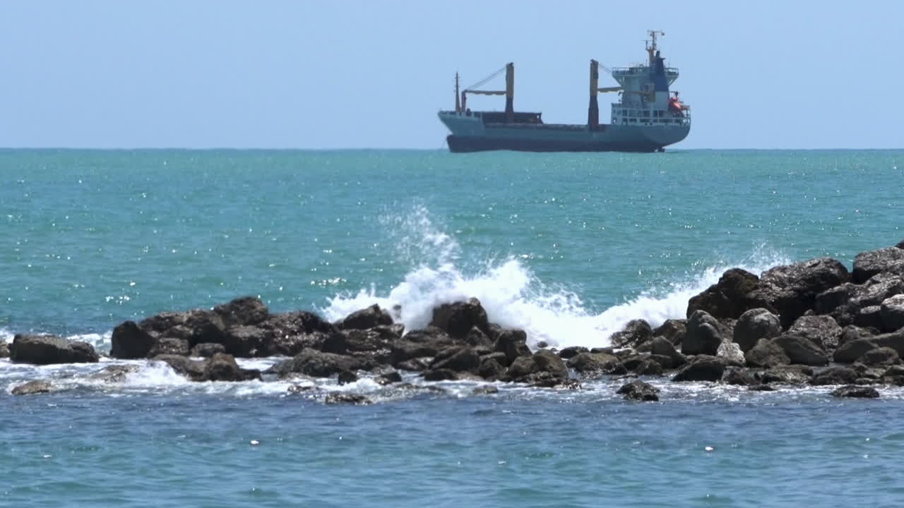 말라가 해변 근처 바다 한가운데 정차하는 화물선