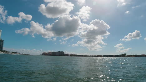 vista desde un barco en las aguas tranquilas de la bahía de biscayne florida con cielo azul y nubes esponjosas