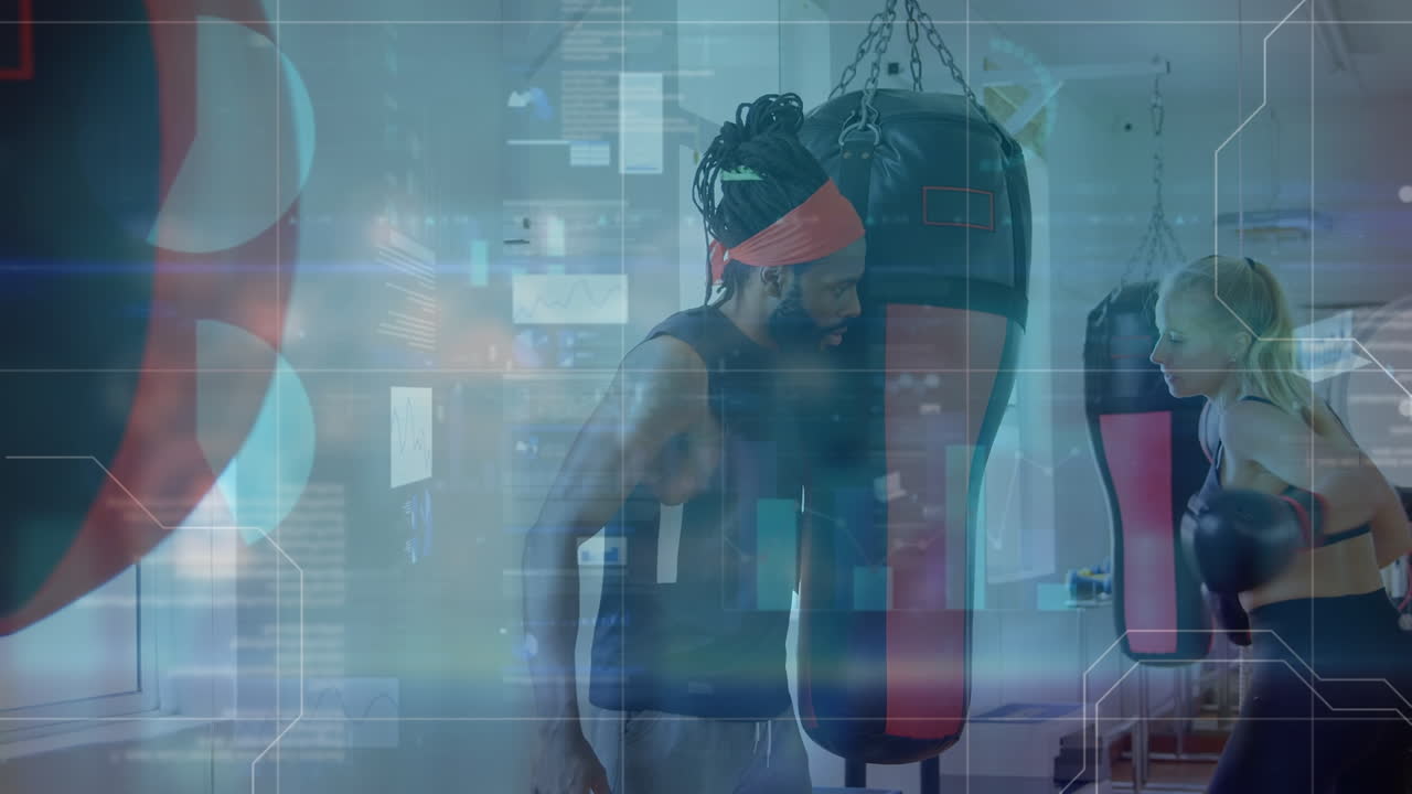체육관에서 아프리카계 미국인 코치와 함께 백인 여성 권투 선수에 대한 데이터 처리 애니메이션