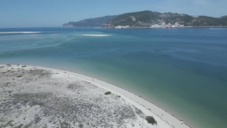 vuelo lento hacia adelante desde la playa sobre las hermosas formaciones de arena en la parte superior de la península de troia en portugal