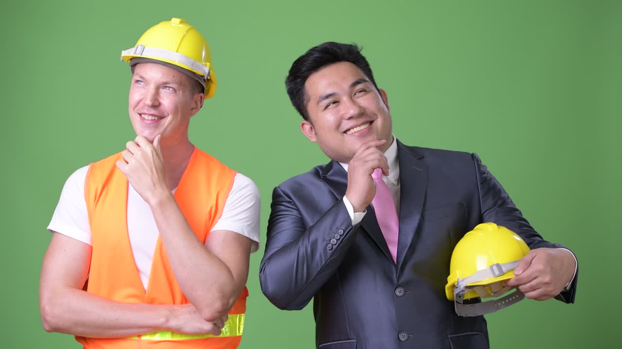 스칸디나비아인 건설 노동자와 아시아인 사업가들이 함께 일하고 있다.