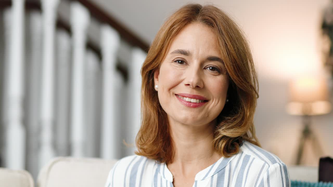 close-up de uma linda mulher sentada dentro de casa