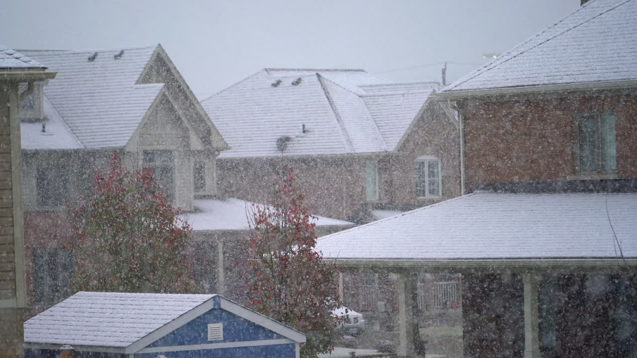 하얀 지붕에 눈송이가 떨어지는 아늑한 지역 사회의 마법 같은 겨울 눈