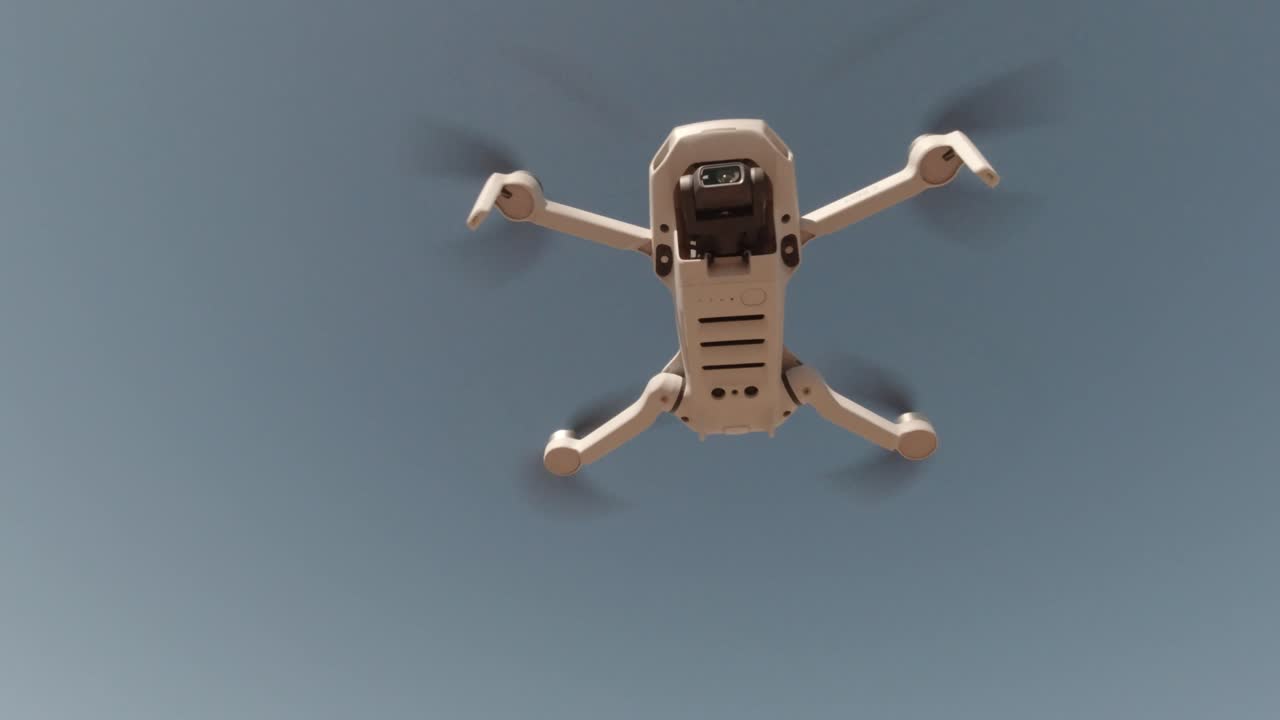 작은 무인 항공기가 공중에 떠 있고 회전합니다.