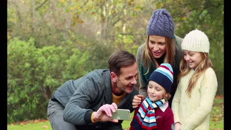 Familia-Tomando-Selfie-En-El-Campo-El-Día-De-Otoño