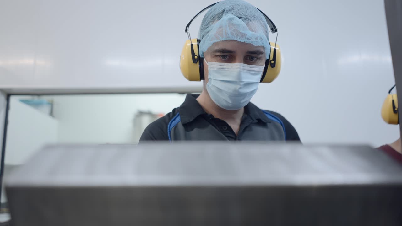 trabajador de fábrica inspeccionando la maquinaria