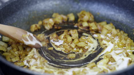 la crema añade un rico sabor al plato