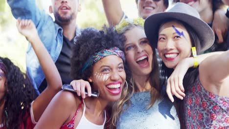 amigos tomando selfies con teléfonos móviles en el festival de música 4k