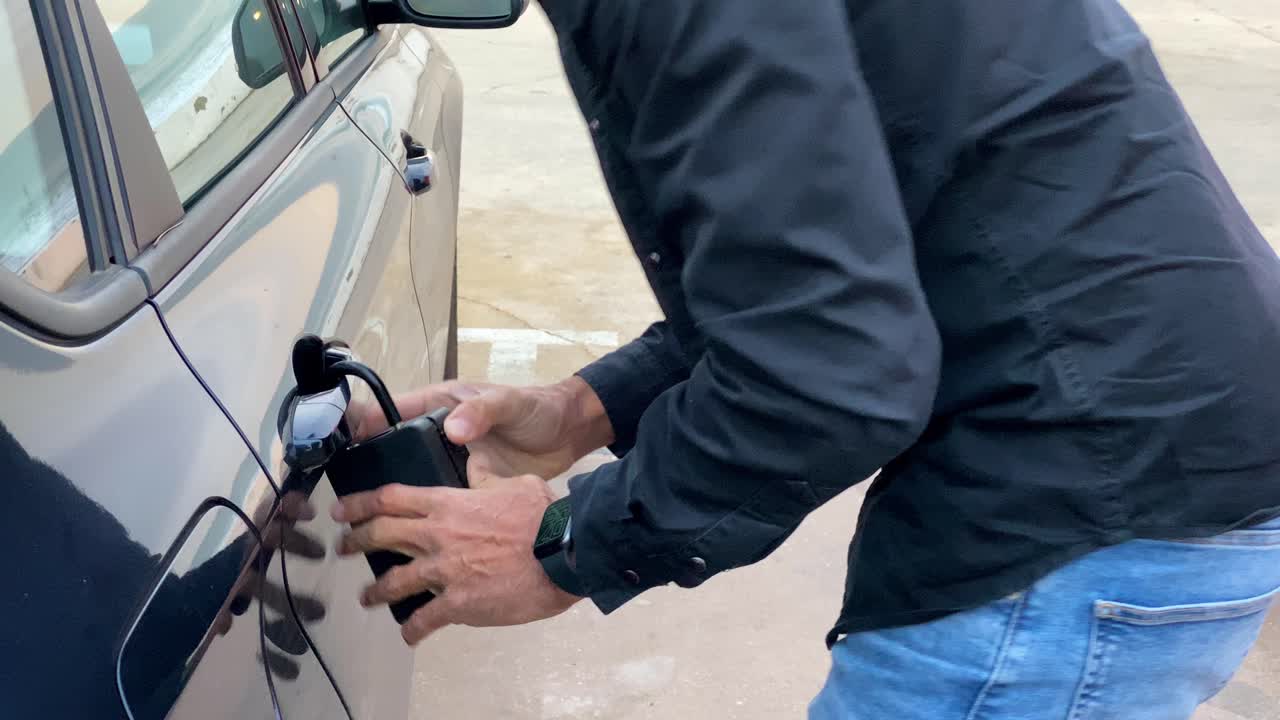 серфер прячет ключи от машины, чтобы заняться серфингом в кашкайше