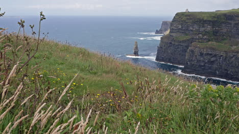 Acantilados-De-Moher-Mirando-La-Pila-De-Mar-Branaunmore-En-Irlanda