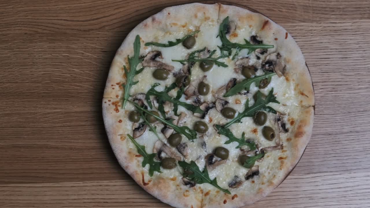 뷰 식당의 나무 테이블에서 매력적인 피자