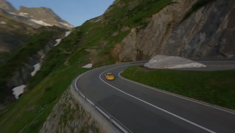 Gelber-Porsche-911-Auf-Der-Straße-Einer-Bergpassage