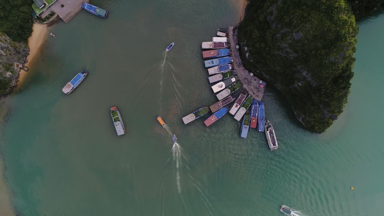 vista de drones de barcos y turistas en la bahía de halong