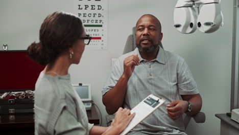 optometrista examinando los ojos de un paciente