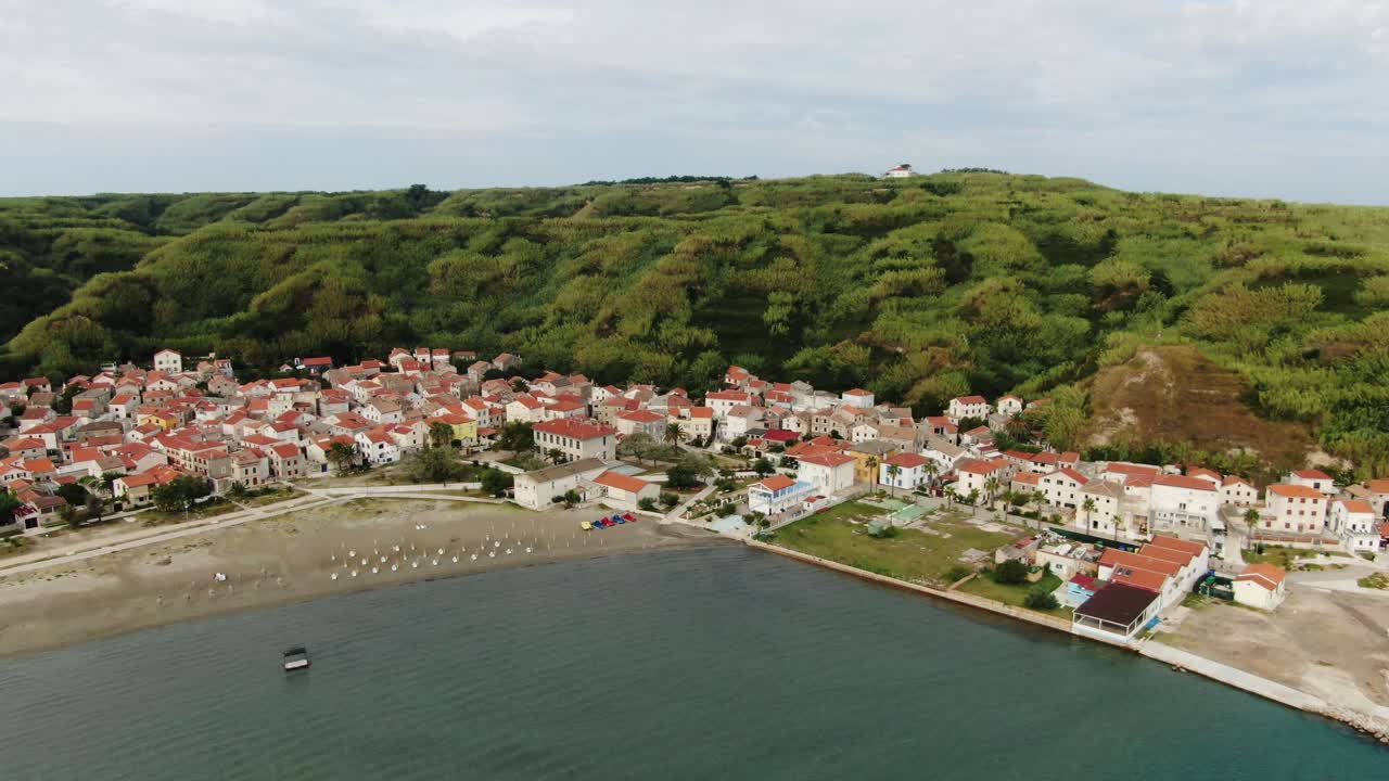 un disparo de un avión no tripulado de una aldea de la isla cerca de una playa de arena