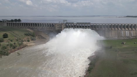 La-Niebla-De-La-Liberación-De-Agua-De-La-Represa-Hidroeléctrica-Forma-Un-Arco-Iris-Sutil-Sobre-El-Río