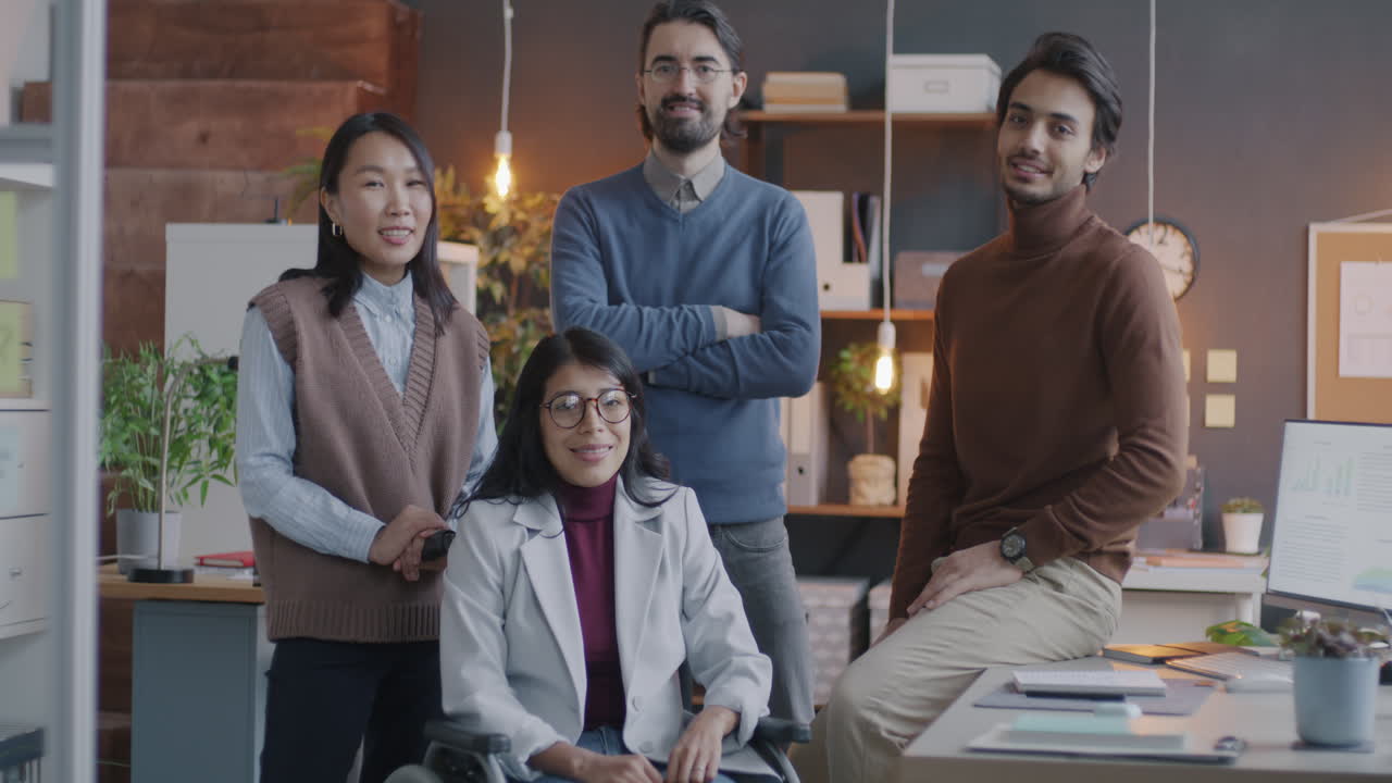 equipe diversificada em um ambiente de escritório moderno