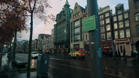 día lluvioso en ámsterdam: escena callejera de la ciudad