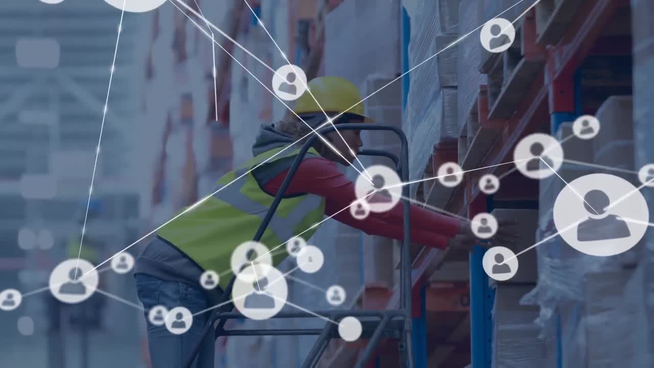 animación de la red de conexiones con iconos sobre trabajadora biracial en un almacén