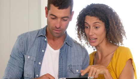 pareja enfocada usando la tableta