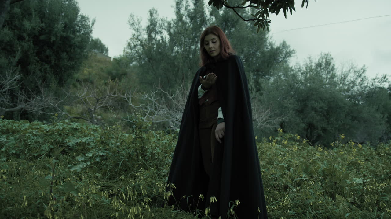 한 여성의 실루이 숲에서 길을 잃고 나침반을 사용하여 오리엔테이션합니다.